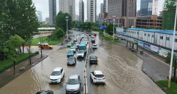 ▲受暴雨影响,江西省南昌市区多处出现内涝,道路被淹。图片来源:新华网客户端