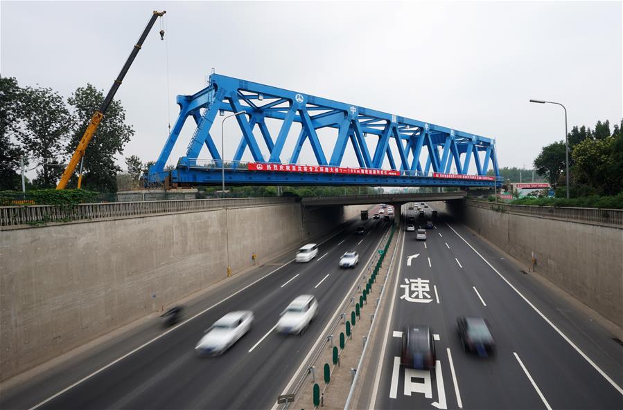 (经济)(1)京沈客专跨五环路大桥精准就位