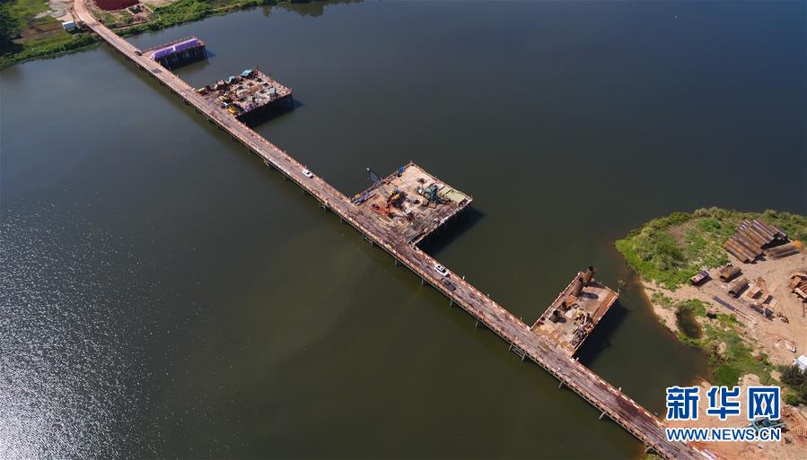 (经济)(1)海南:文临公路施工忙