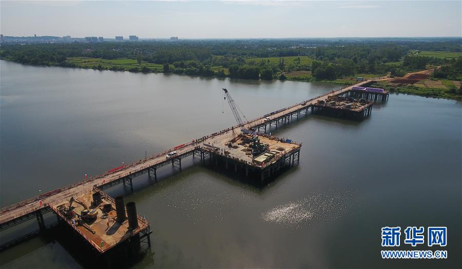 (经济)(2)海南:文临公路施工忙