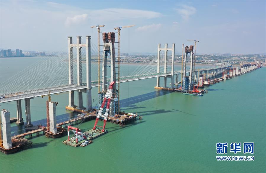 (经济)(1)新建福厦铁路泉州湾跨海大桥首榀钢箱梁顺利吊装