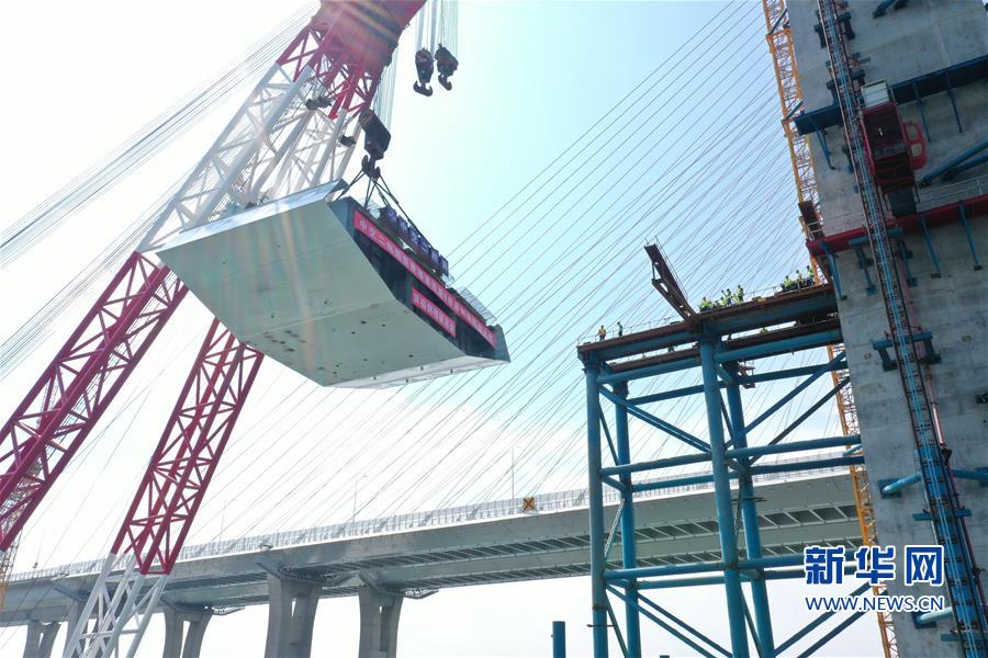 (经济)(5)新建福厦铁路泉州湾跨海大桥首榀钢箱梁顺利吊装