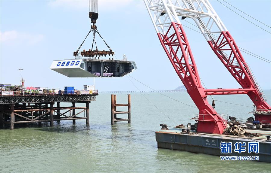 (经济)(2)新建福厦铁路泉州湾跨海大桥首榀钢箱梁顺利吊装
