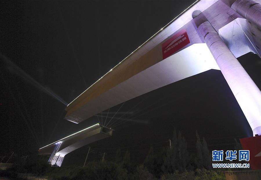 (经济)(7)新建福厦铁路西溪特大桥跨杭深铁路转体梁成功转体