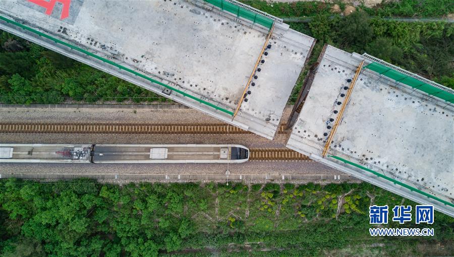 (经济)(6)新建福厦铁路西溪特大桥跨杭深铁路转体梁成功转体
