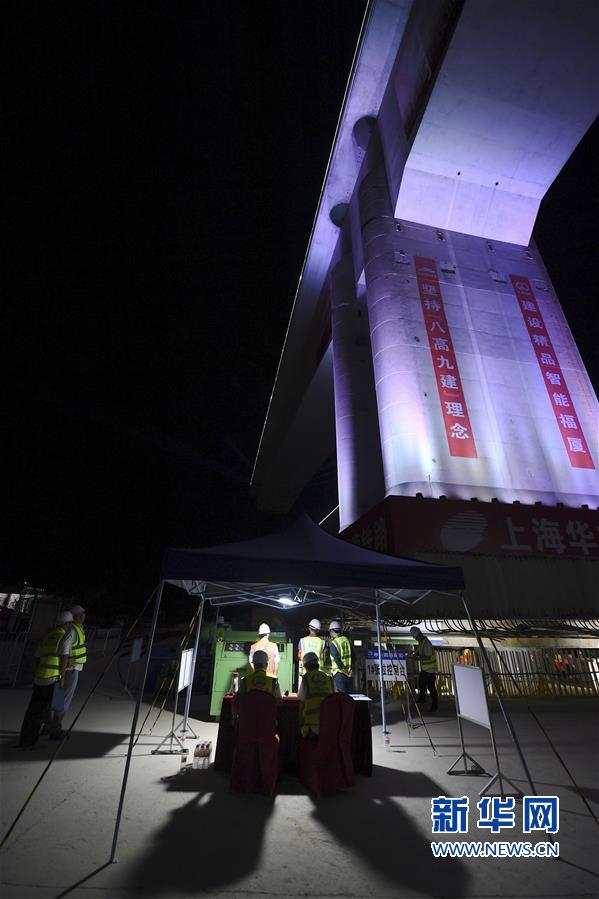 (经济)(3)新建福厦铁路西溪特大桥跨杭深铁路转体梁成功转体