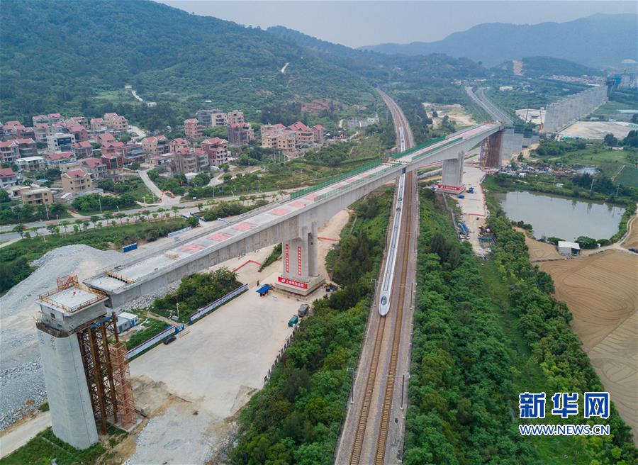 (经济)(4)新建福厦铁路西溪特大桥跨杭深铁路转体梁成功转体