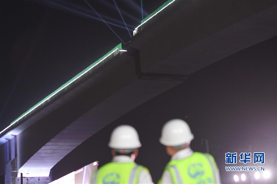 (经济)(2)新建福厦铁路西溪特大桥跨杭深铁路转体梁成功转体