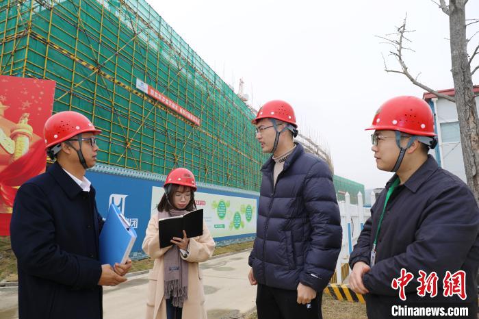 埭溪镇班子成员带头开展&ldquo;三服务&rdquo;活动助推项目推进 何伟卫 摄