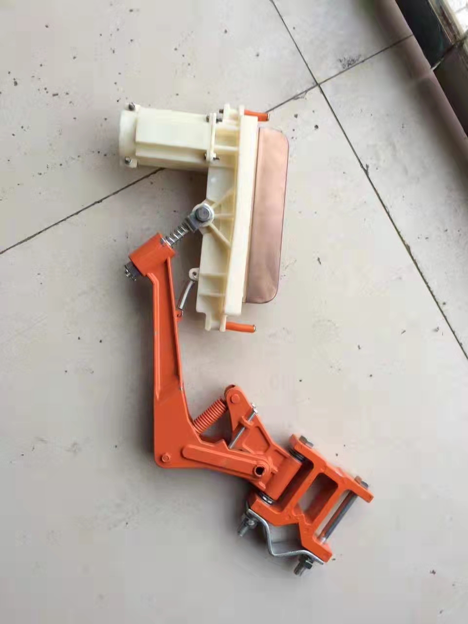 四级集电器