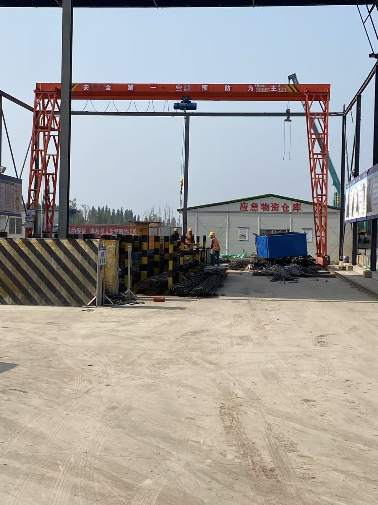 云南昆明起重机｜昆明行车｜昆明电动葫芦门式起重机刷漆维保